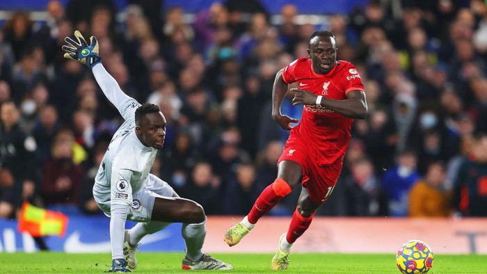 LONDON, ENGLAND - JANUARY 02: Sadio Mane of Liverpool gets past Edouard Mendy of Chelsea during the Premier League match between Chelsea and Liverpool at Stamford Bridge on January 02, 2022 in London, England. (Photo by Catherine Ivill/Getty Images)