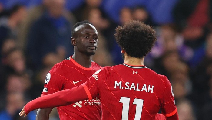 Sadio Mane-Mohamed Salah LONDON, ENGLAND - JANUARY 02: Sadio Mane of Liverpool celebrates after scoring their sides first goal with team mate Mohamed Salah during the Premier League match between Chelsea and Liverpool at Stamford Bridge on January 02, 2022 in London, England. (Photo by Catherine Ivill/Getty Images)
