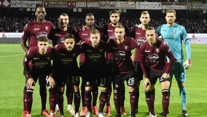 SALERNO, ITALY - NOVEMBER 30: US Salernitana team before the Serie A match between US Salernitana v Juventus at Stadio Arechi on November 30, 2021 in Salerno, Italy. (Photo by Francesco Pecoraro/Getty Images)