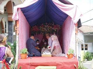 Sejoli di Magelang Viral Usai Ijab Kabul di Atas Bak Truk Sejoli di Magelang Viral Usai Ijab Kabul di Atas Bak Truk