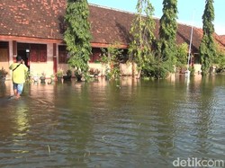 Siswa 2 SD di Lamongan Terpaksa Belajar Daring Karena Kelas Terendam Banjir