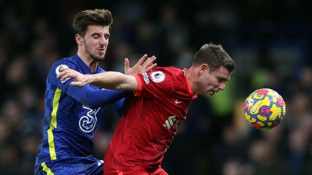 Soccer Football - Premier League - Chelsea v Liverpool - Stamford Bridge, London, Britain - January 2, 2022 Chelsea's Mason Mount in action with Liverpool's James Milner Action Images via Reuters/Peter Cziborra EDITORIAL USE ONLY. No use with unauthorized audio, video, data, fixture lists, club/league logos or 'live' services. Online in-match use limited to 75 images, no video emulation. No use in betting, games or single club /league/player publications.  Please contact your account representative for further details.