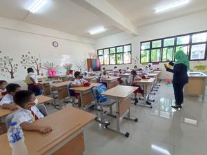 Respons Orang Tua soal PTM 100 Persen di DKI: Sedikit Ragu dan Khawatir Respons Orang Tua soal PTM 100 Persen di DKI: Sedikit Ragu dan Khawatir