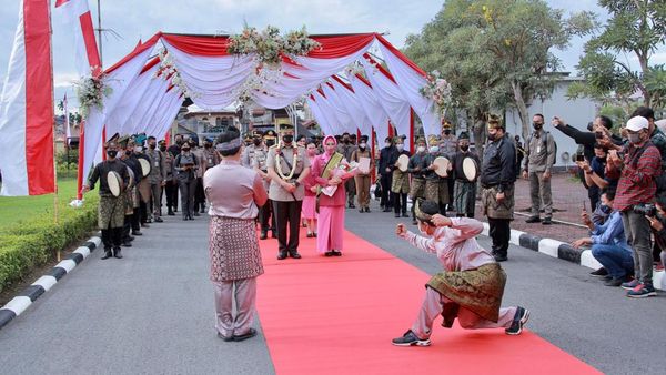 Tarian Melayu Sambut Kapolda Riau yang Baru