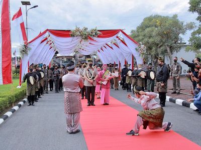 Tarian Melayu Sambut Kapolda Riau yang Baru