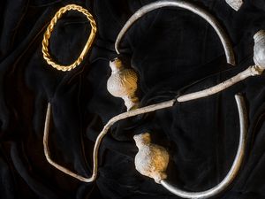 Temuan Harta Karun Gelang Emas-Celengan Ungkap Kekayaan Viking di Masa Lalu