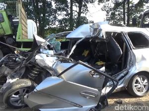 Penampakan Travel Gelap Pengangkut Pemudik Tabrak Truk di Tol Cipularang Penampakan Travel Gelap Pengangkut Pemudik Tabrak Truk di Tol Cipularang