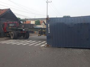 Truk Trailer Terguling di Sidoarjo Usai Rem Blong Saat Lampu Merah