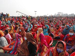 Tumpah Ruah Warga India di Tengah Lonjakan Omicron