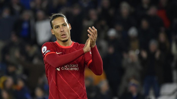 Liverpools Virgil van Dijk applauds to fans at the end of the English Premier League soccer match between Leicester City and Liverpool at the King Power Stadium in Leicester, England, Tuesday, Dec. 28, 2021. (AP Photo/Rui Vieira)