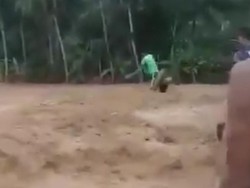 Viral Sejumlah Remaja Terjun Ke Sungai Berarus Deras Saat Banjir Besar