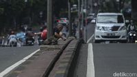 Duh, Ada Lansia Boker Sembarangan di Flyover Karet!