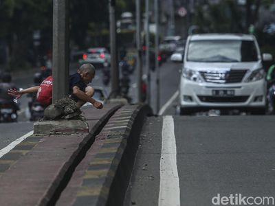 Duh, Ada Lansia Boker Sembarangan di Flyover Karet!