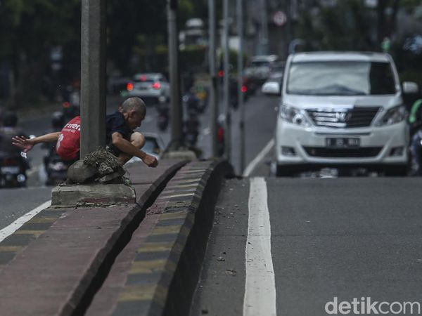 Duh, Ada Lansia Boker Sembarangan di Flyover Karet!