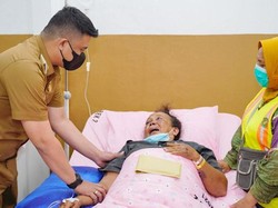 Jenguk Penyapu Jalan yang Dibegal di Medan, Bobby Minta Pelaku Ditangkap!