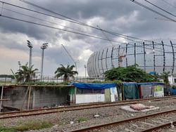 Warga Gusuran JIS Bangun Bedeng Dekat Rel Kereta