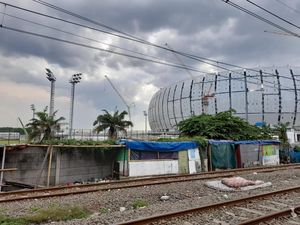 Warga Gusuran JIS Bangun Bedeng Dekat Rel Kereta Warga Gusuran JIS Bangun Bedeng Dekat Rel Kereta