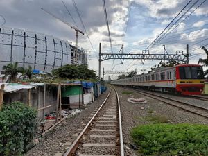 detikcom Do Your Magic: Kapan Bedeng di Rel Kereta Belakang JIS Ditertibkan?