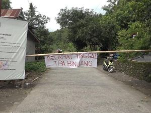 Warga Tutup Akses Jalan ke TPA di Polman Karena Cemari Lingkungan