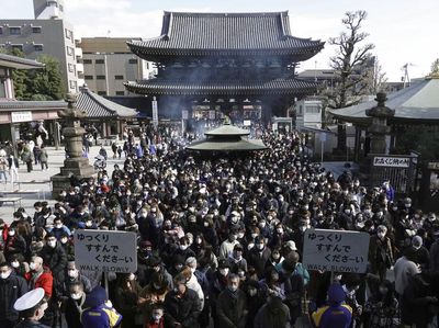 Awal Tahun, Ratusan Warga Jepang Penuhi Kuil Memohon Keberuntungan
