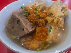 Uenak Poll! Bakso Malang Racikan Cak Man yang Kondang Sejak 1980 Uenak Poll! Bakso Malang Racikan Cak Man yang Kondang Sejak 1980