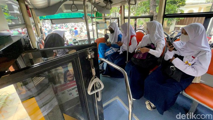 PTM 100 persen di sekolah DKI Jakarta telah dilaksanakan sejak Senin (1/3/2021). Bus sekolah pun kembali wara-wiri mengantarkan para siswa.