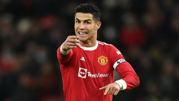 Cristiano Ronaldo MANCHESTER, ENGLAND - JANUARY 03: Cristiano Ronaldo of Manchester United gives instructions during the Premier League match between Manchester United and Wolverhampton Wanderers at Old Trafford on January 03, 2022 in Manchester, England. (Photo by Gareth Copley/Getty Images)