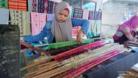 Potret Desa Sukarara, Surganya Kerajinan Kain Tenun Khas Lombok