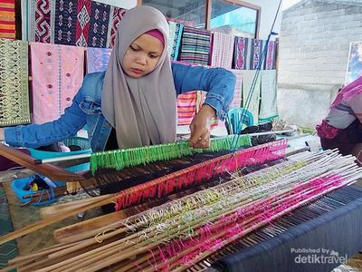 Potret Desa Sukarara, Surganya Kerajinan Kain Tenun Khas Lombok