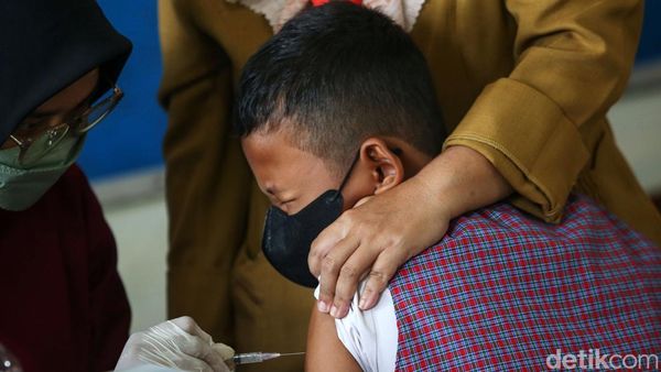 Ekspresi Siswa SD saat Disuntik Vaksin COVID-19