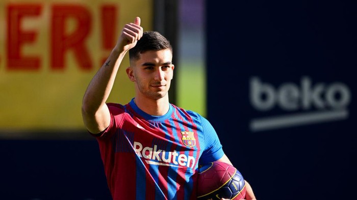 BARCELONA, SPAIN - JANUARY 03: Ferran Torres gives his thumbs up as he is presented as a FC Barcelona player at Camp Nou on January 03, 2022 in Barcelona, Spain. (Photo by David Ramos/Getty Images)