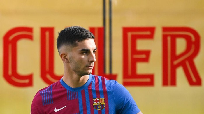Ferran Torres BARCELONA, SPAIN - JANUARY 03: Ferran Torres looks on as he is presented as a FC Barcelona player at Camp Nou on January 03, 2022 in Barcelona, Spain. (Photo by David Ramos/Getty Images)