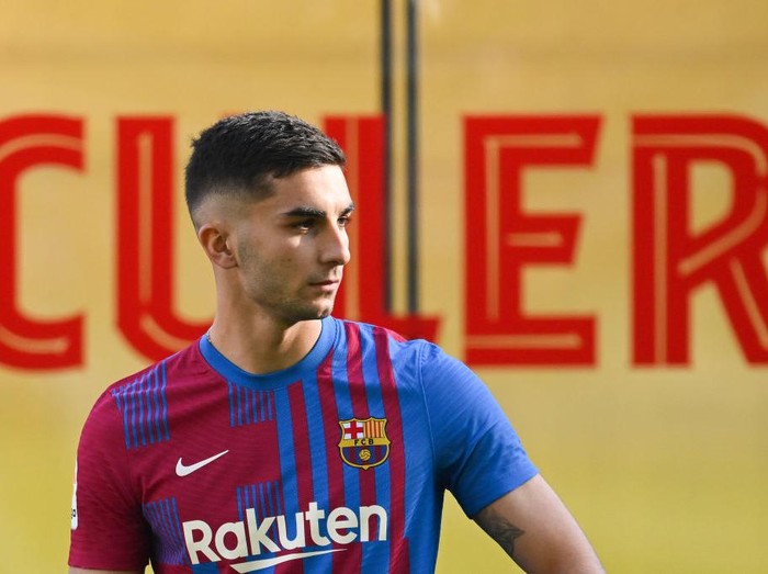BARCELONA, SPAIN - JANUARY 03: Ferran Torres looks on as he is presented as a FC Barcelona player at Camp Nou on January 03, 2022 in Barcelona, Spain. (Photo by David Ramos/Getty Images)