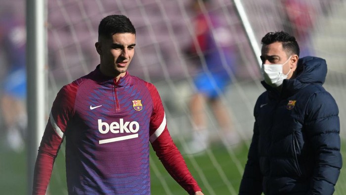 BARCELONA, SPAIN - JANUARY 03: Ferran Torres of FC Barcelona looks on next to Head coach Xavi Hernandez of FC Barcelona during a training session at Camp Nou on January 03, 2022 in Barcelona, Spain. (Photo by David Ramos/Getty Images)