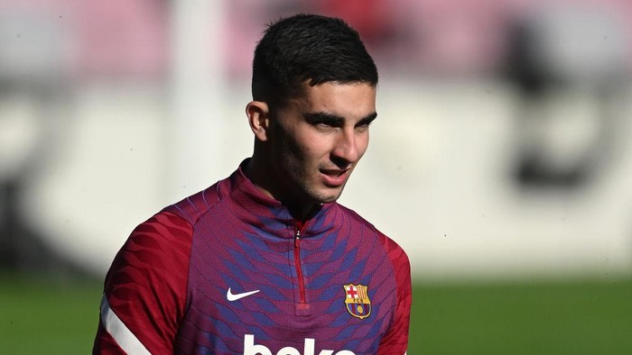 BARCELONA, SPAIN - JANUARY 03: Ferran Torres of FC Barcelona looks on during a training session at Camp Nou on January 03, 2022 in Barcelona, Spain. (Photo by David Ramos/Getty Images)
