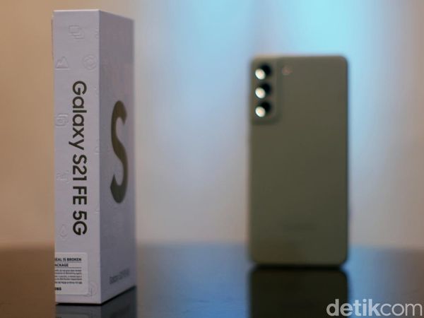 Unboxing Samsung Galaxy S21 FE, Menggoda di Berbagai Sisi