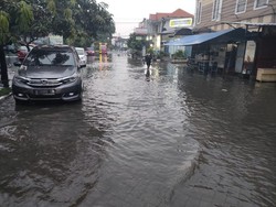 Jalan Brebek Industri Sidoarjo Banjir, Banyak Motor Mogok