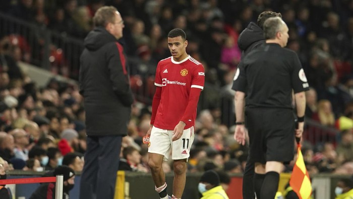 Manchester Uniteds Mason Greenwood looks at Manchester Uniteds manager Ole Gunnar Solskjaer, left, after being substituted during the English Premier League soccer match between Manchester United and Wolverhampton Wanderers at Old Trafford stadium in Manchester, England, Monday, Jan.3, 2022. (AP Photo/Dave Thompson)