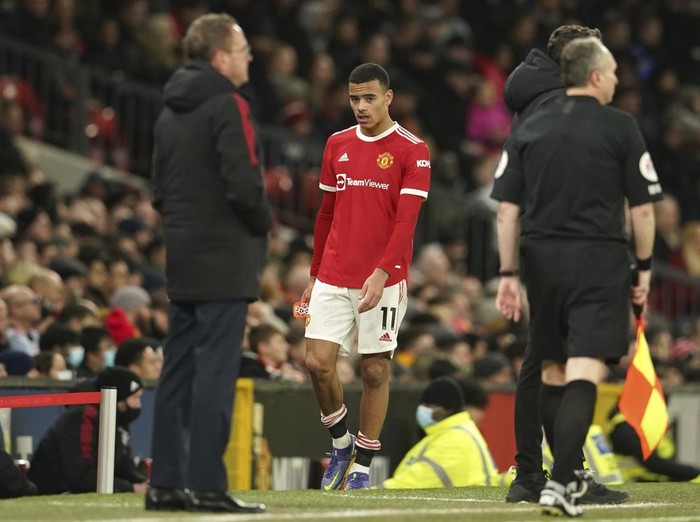 Manchester Uniteds Mason Greenwood looks at Manchester Uniteds manager Ole Gunnar Solskjaer, left, after being substituted during the English Premier League soccer match between Manchester United and Wolverhampton Wanderers at Old Trafford stadium in Manchester, England, Monday, Jan.3, 2022. (AP Photo/Dave Thompson)