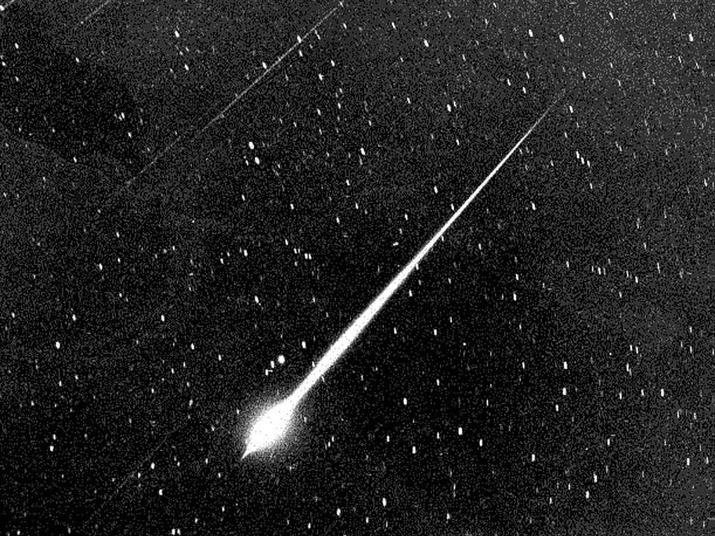Penampakan Meteor Jatuh di Atas Langit Inggris