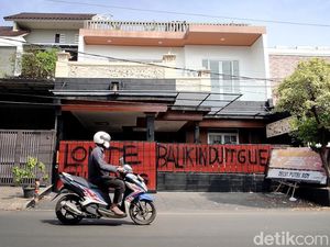 Ini Rumah Tersangka Investasi Bodong Alkes yang Jadi Target Vandalisme Ini Rumah Tersangka Investasi Bodong Alkes yang Jadi Target Vandalisme