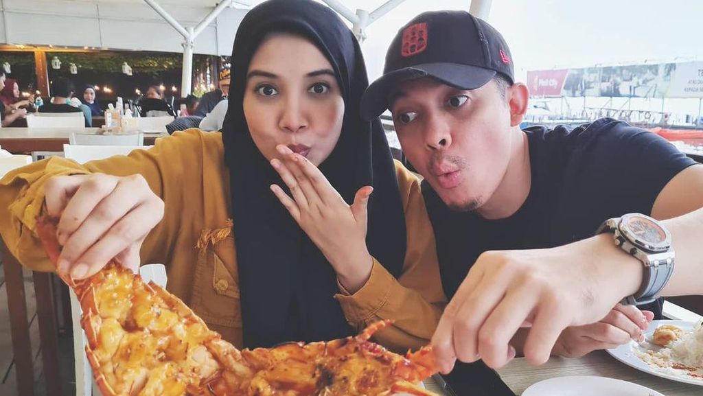 Serunya Momen Irwansyah Makan Lobster dan Hot Pot Bareng Zaskia Sungkar