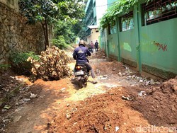 Viral Jalan Rusak Gegara Bekas Proyek Sumur Resapan di Senen Jakpus