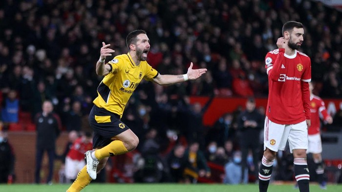 MANCHESTER, ENGLAND - JANUARY 03: Joao Moutinho of Wolverhampton Wanderers celebrates after scoring their sides first goal during the Premier League match between Manchester United and Wolverhampton Wanderers at Old Trafford on January 03, 2022 in Manchester, England. (Photo by Clive Brunskill/Getty Images)