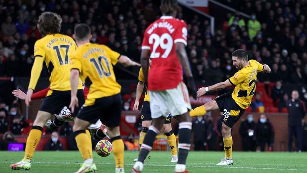 MANCHESTER, ENGLAND - JANUARY 03: Joao Moutinho of Wolverhampton Wanderers scores their side's first goal during the Premier League match between Manchester United and Wolverhampton Wanderers at Old Trafford on January 03, 2022 in Manchester, England. (Photo by Clive Brunskill/Getty Images)