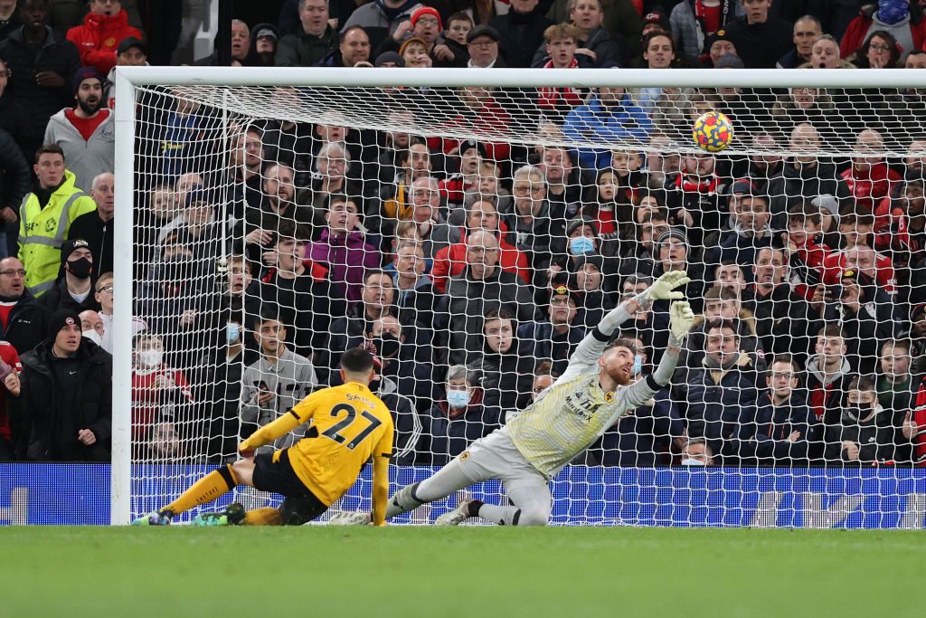 MANCHESTER, ENGLAND - JANUARY 03: Jose Sa of Wolverhampton Wanderers attempts to save as Bruno Fernandes of Manchester United (not pictured) hits the cross bar during the Premier League match between Manchester United and Wolverhampton Wanderers at Old Trafford on January 03, 2022 in Manchester, England. (Photo by Clive Brunskill/Getty Images)