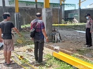 Pekerja di Tulungagung Tewas Terjatuh dari Ketinggian 12 Meter Saat Pasang Atap