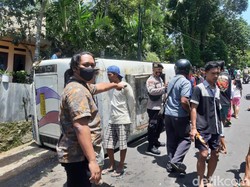 Mikrobus di Pemalang Terguling Gegara Gagal Nanjak, 1 Penumpang Tewas