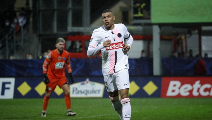 Paris Saint-Germain meraih hasil sempurna menghadapi Vannes dalam laga Piala Prancis. Les Parisien pesta gol 4-0 via hat-trick Kylian Mbappe.