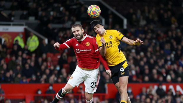 MANCHESTER, ENGLAND - JANUARY 03: Luke Shaw of Manchester United and Raul Jimenez of Wolverhampton Wanderers contest a header during the Premier League match between Manchester United and Wolverhampton Wanderers at Old Trafford on January 03, 2022 in Manchester, England. (Photo by Clive Brunskill/Getty Images)